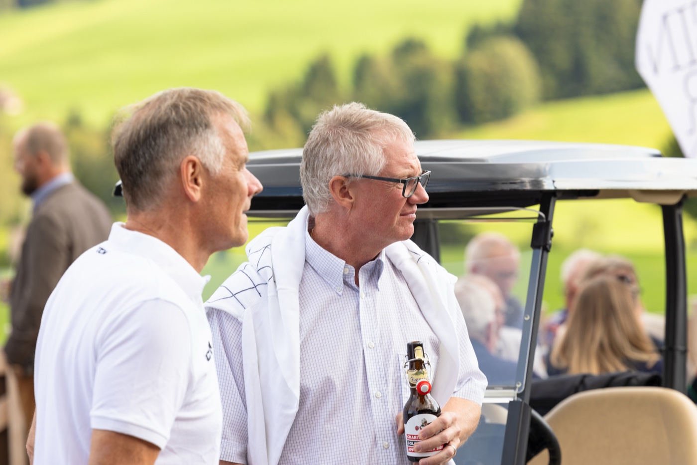 Apéro-Gespräch beim Golfwagen